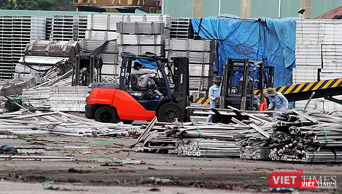 Rất nhiều công nhân làm việc hết tốc lực để đưa hàng lên thùng container.