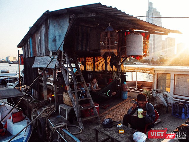 Chỉ cách một con sông Sài Gòn, là những số phận người đối lập. Ảnh: Mai Kỳ.