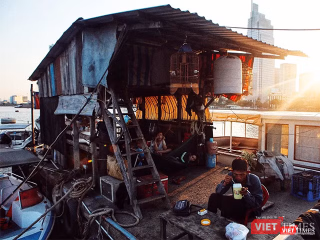 Chỉ cách một con sông Sài Gòn, là những số phận người đối lập. Ảnh: Mai Kỳ.