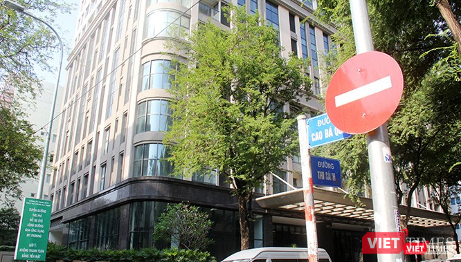 Dù địa chỉ này tọa lạc ở ngay ngã ba tuyệt đẹp Thi Sách - Cao Bá Quát ở Q.1 (TP.HCM), được đánh giá là mảnh đất vàng hiếm hoi còn lại, cơ quan công tố xác định việc giải quyết hậu quả của sai phạm trong vụ án này còn rất khó khăn và kéo dài. Ảnh: GVT.