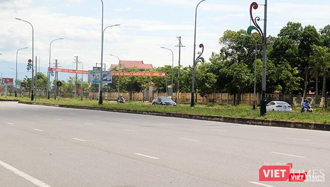 Những xe ô tô đi đúng làn đường vội vàng né khẩn cấp để nhường cái sự liều.