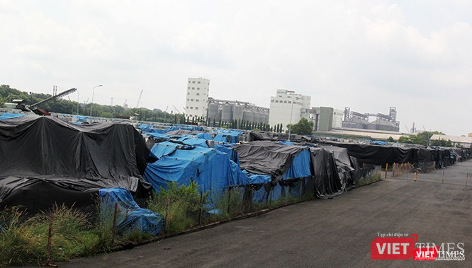 Núi nhôm khổng lồ đang đắp bạt tại bãi ở Phú Mỹ.