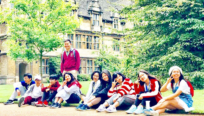Thầy Hiếu dẫn học sinh đi hoạt động trải nghiệm tại Oxford. Thầy Hiếu dẫn học sinh đi hoạt động trải nghiệm tại Oxford.