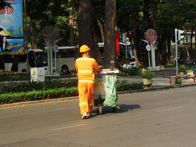 Những người công nhân vệ sinh phải xuống đường từ sáng sớm để giữ gìn cho thành phố luôn sạch, đẹp.