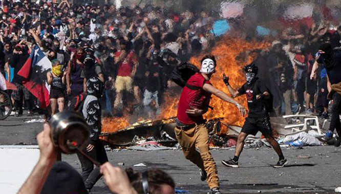 Các cuộc biểu tình và bất ổn đang đe dọa nền dân chủ mong manh ở Mỹ Latinh