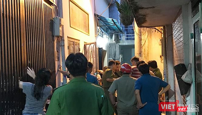 Lực lượng chức năng khám nghiệm hiện trường và ghi lời khai nhân chứng.