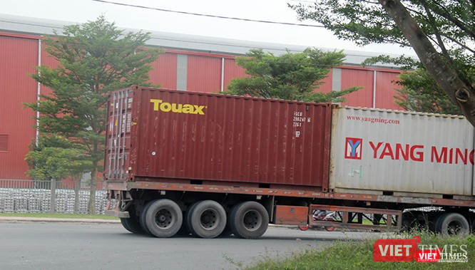 Chưa hết, các đầu kéo container vào ra liên tục.