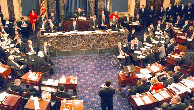 Toàn cảnh cuộc bỏ phiếu luận tội Tổng thống Bill Clinton năm 1999 tại Thượng viện Hoa Kỳ. Nếu đề xuất luận tội Trump được thông qua, Trump sẽ trở thành Tổng thống thứ ba trong lịch sử hiện đại Hoa Kỳ bị luận tội.