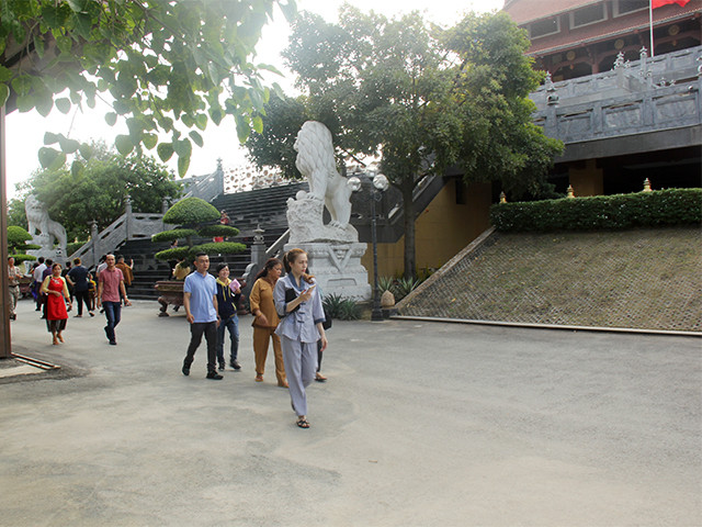 Đúng 12h đêm 30 Tết, sau khi tiếng chuông và trống ngân vang, cổng các ngôi chùa lớn đã được mở để đón khách tới cầu an.