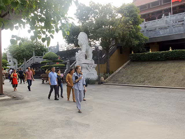 Đúng 12h đêm 30 Tết, sau khi tiếng chuông và trống ngân vang, cổng các ngôi chùa lớn đã được mở để đón khách tới cầu an.