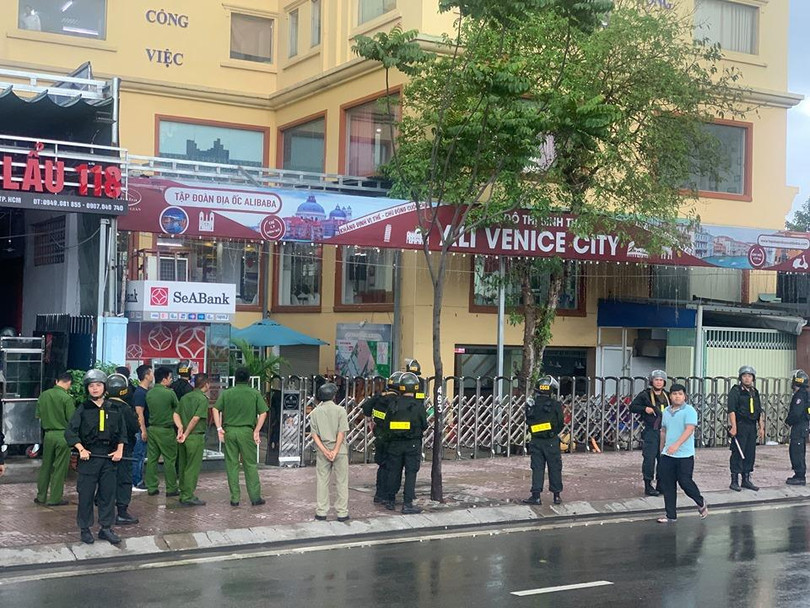 Trụ sở công ty Alibaba bị vây chặt. Trụ sở công ty Alibaba bị vây chặt.