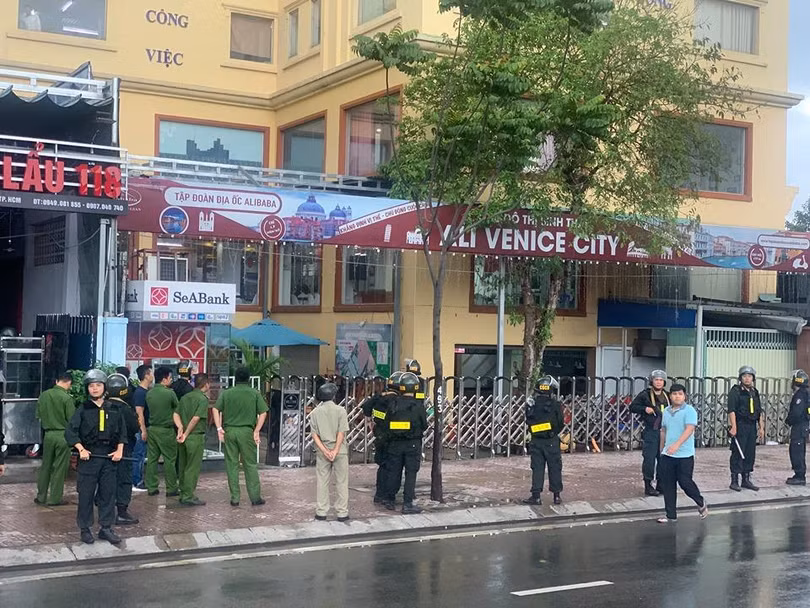 Trụ sở công ty Alibaba bị vây chặt. Trụ sở công ty Alibaba bị vây chặt.