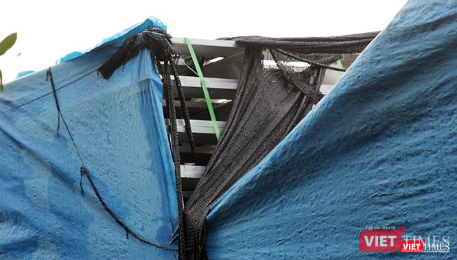Sau nhiều năm, trải qua mưa nắng, các tấm bạt đã chịu để lộ sản phẩm được che kín bên trong.