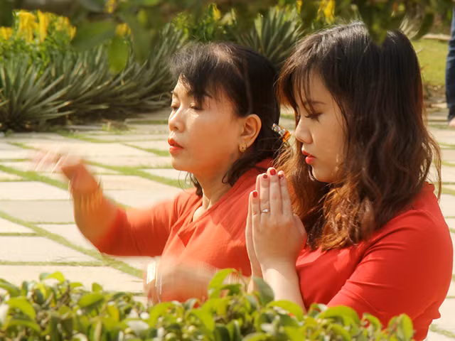 Rất nhiều người dân đi chùa từ sáng sớm để cầu nguyện cho gia đình một năm mới bình an.