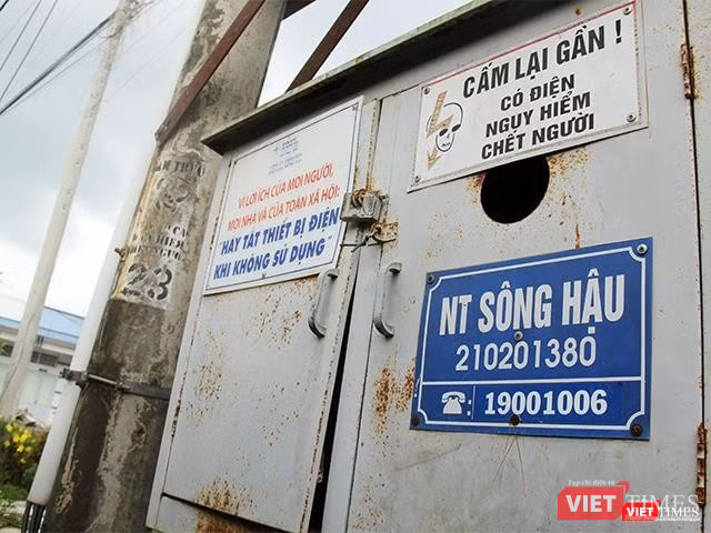 Tủ điện ở nhà máy của công ty TNHH Ba Sương Thống Nhất tại xã Gia Kiệm, huyện Thống Nhất, tỉnh Đồng Nai còn lưu dấu vết của Nông trường Sông Hậu lừng lẫy một thời.