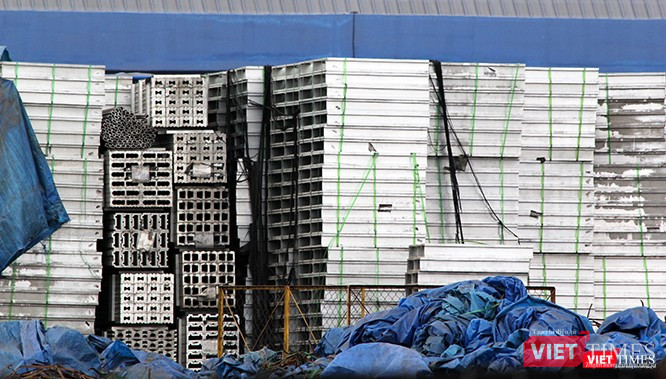 Một phần của "núi nhôm" còn chưa chuyển đi hết.