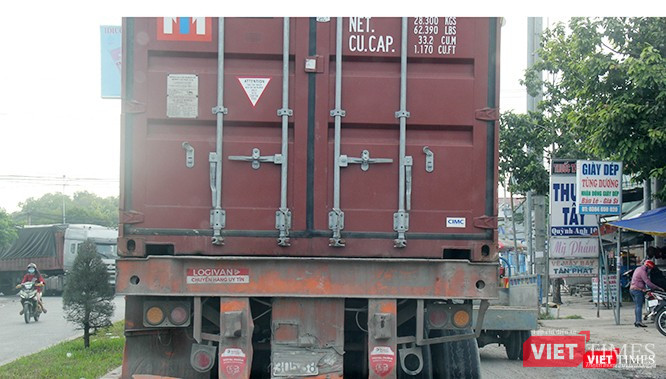 Tò mò, chúng tôi bám theo một chiếc đầu kéo chở 2 chiếc thùng container. Một cái thùng phía trước thì cửa mở toang, còn chiếc thùng phía sau thì bịt kín, phải kiểm tra khá kỹ trước khi rời trụ sở công ty Nhôm Toàn cầu.