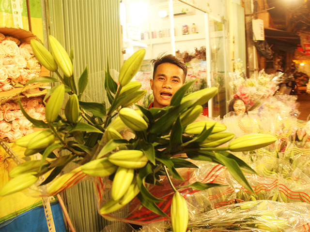 Vừa bán, vừa la "bao đẹp", luôn cười nói rộn ràng là cách giao tiếp với khách của các chủ hàng hoa nơi này. Vừa bán, vừa la "bao đẹp", luôn cười nói rộn ràng là cách giao tiếp với khách của các chủ hàng hoa nơi này.