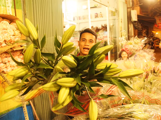 Vừa bán, vừa la "bao đẹp", luôn cười nói rộn ràng là cách giao tiếp với khách của các chủ hàng hoa nơi này.