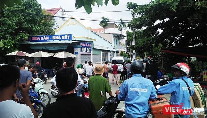 Người dân đang theo dõi hiện trường vụ vây bắt. Người dân đang theo dõi hiện trường vụ vây bắt.