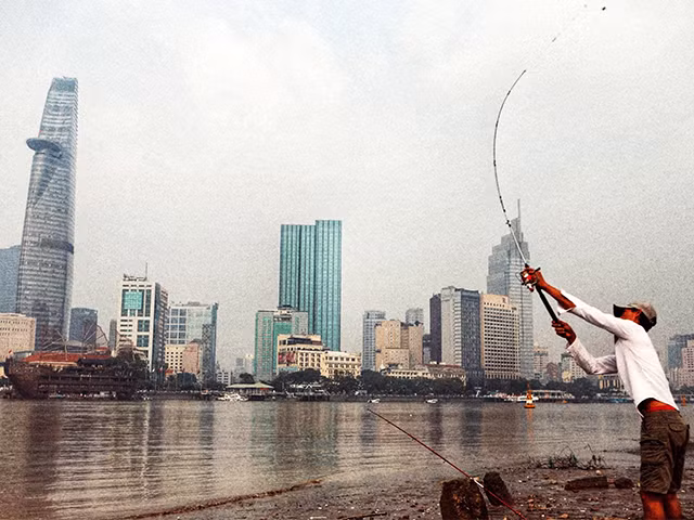 Hai bên bờ sông Sài Gòn là những số phận người khác nhau. Ảnh: Mai Kỳ.