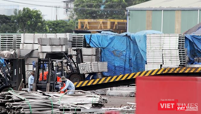 Quy trình vận hành chuyên nghiệp. Xe nâng đưa hàng lên cầu chuyển vào thùng container.
