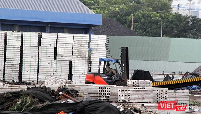 Các xe nâng hoạt động liên tục để đưa hàng vào container.