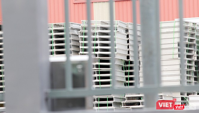 Nhôm đang xếp đống tại nhà máy nhôm Toàn Cầu Việt Nam.