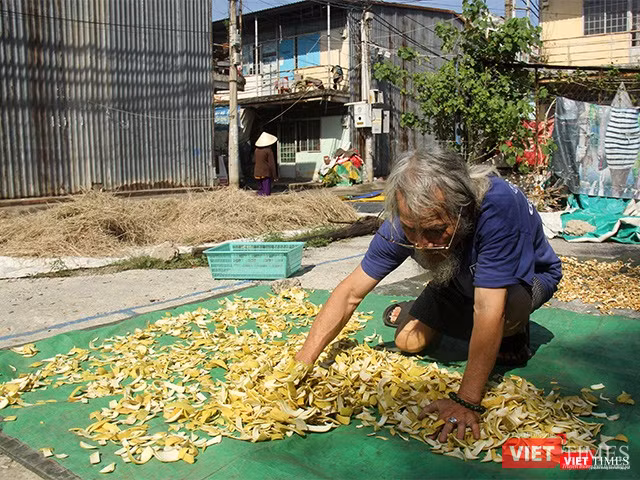 Gia đình ông Bùi Ngọc Cát hiện đang ở khu tạm cư từ năm 2012. Công việc của ông mỗi ngày là đi hái lá thuốc nam về phơi rồi đem bán để kiếm thêm thu nhập. Gia đình ông Bùi Ngọc Cát hiện đang ở khu tạm cư từ năm 2012. Công việc của ông mỗi ngày là đi hái lá thuốc nam về phơi rồi đem bán để kiếm thêm thu nhập.