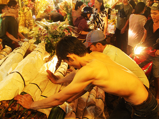 Nửa đêm về sáng, trời Sài Gòn se sắt lạnh, nhưng những giọt mồ hôi của phu hoa thì luôn nóng đẫm trên lưng. Nửa đêm về sáng, trời Sài Gòn se sắt lạnh, nhưng những giọt mồ hôi của phu hoa thì luôn nóng đẫm trên lưng.