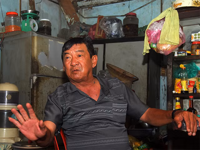 Sáng sớm mùng Một tết Kỷ Hợi, con trai ông Dũng mất. Căn nhà không đủ chỗ để quàn quan tài con, ông phải lặn lội khắp các chùa để nhờ vả một nơi chốn gửi gắm xác con trai mình trước khi đưa về quê chôn cất. Ảnh: GVT.