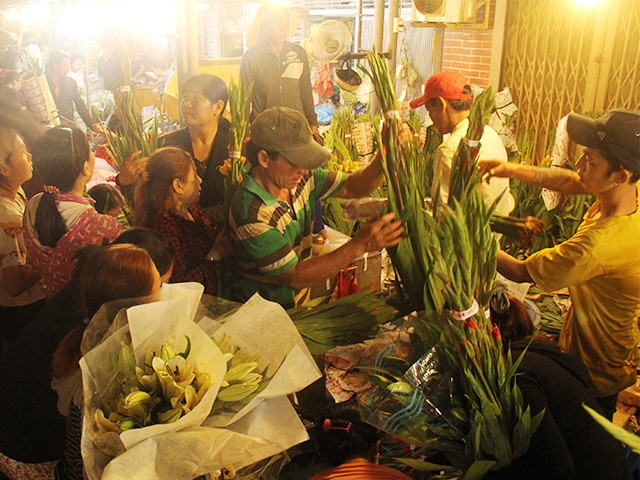 Khách đến mua hàng không chen lấn, luôn nhường nhịn lẫn nhau. Hoa bán đồng giá và đồng chất lượng. Khách đến mua hàng không chen lấn, luôn nhường nhịn lẫn nhau. Hoa bán đồng giá và đồng chất lượng.