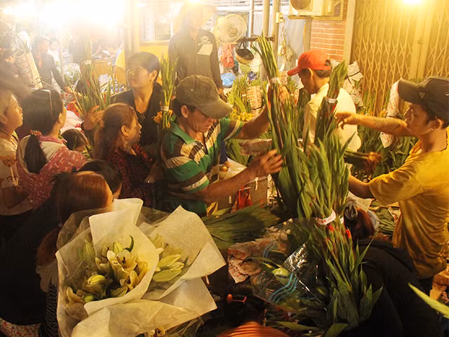 Khách đến mua hàng không chen lấn, luôn nhường nhịn lẫn nhau. Hoa bán đồng giá và đồng chất lượng.