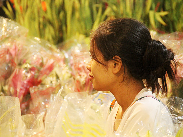 Một trong nhiều lần cô chủ hàng nhoẻn cười hiền lành chào khách hỏi giá dù lúc này đã quá nửa đêm. Một trong nhiều lần cô chủ hàng nhoẻn cười hiền lành chào khách hỏi giá dù lúc này đã quá nửa đêm.