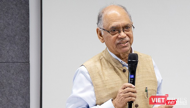 Giáo sư Nayan Chanda nói chuyện tại TP.HCM, tháng 10/2019.