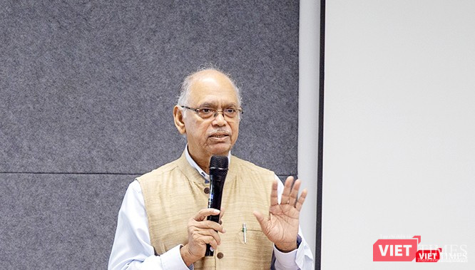 Nhà báo Chanda là tác giả cuốn sách nổi tiếng “Brothers Enemy: The war after the war” (tạm dịch: Những kẻ thù anh em: Cuộc chiến tiếp sau cuộc chiến) xuất bản năm 1986.