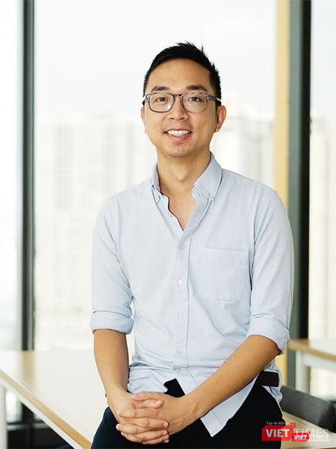 Hào Trần, 24 tuổi, Việt kiều thế hệ thứ ba, sinh ra và lớn lên ở Mỹ, quyết định sang Việt Nam, nơi bố mẹ cậu rời đi những năm cuối thập niên 70 của thế kỷ trước, để lập nghiệp. Hào Trần, 24 tuổi, Việt kiều thế hệ thứ ba, sinh ra và lớn lên ở Mỹ, quyết định sang Việt Nam, nơi bố mẹ cậu rời đi những năm cuối thập niên 70 của thế kỷ trước, để lập nghiệp.