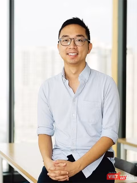 Hào Trần, 24 tuổi, Việt kiều thế hệ thứ ba, sinh ra và lớn lên ở Mỹ, quyết định sang Việt Nam, nơi bố mẹ cậu rời đi những năm cuối thập niên 70 của thế kỷ trước, để lập nghiệp.