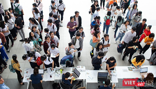 Học sinh lớp 12 tại TP.HCM xếp hàng tham dự sự kiện tư vấn tuyển sinh của Đại học Fulbright Việt Nam.