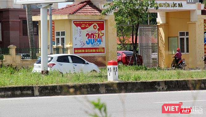 Nối gót nhau hành quân ngược chiều vào UBND huyện Lộc Hà chiều ngày 17/6/2019.