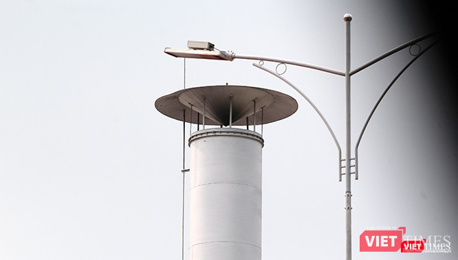 Mặc dù được khẳng định là nhà máy nhôm đã đi vào sản xuất từ 2014, nhưng một trong các ống khói của nhà máy nhôm khá sạch sẽ.