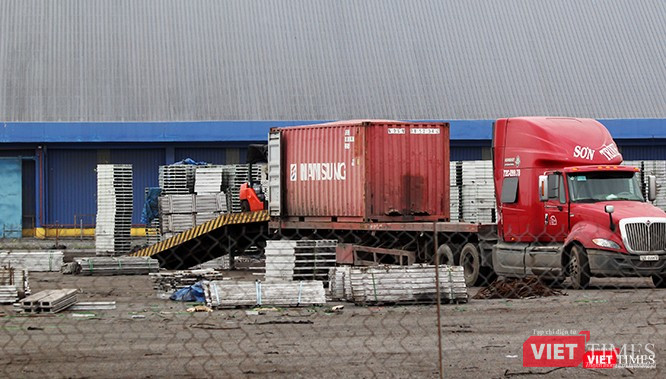 Chúng tôi để ý chiếc container này suốt nhiều giờ đồng hồ.