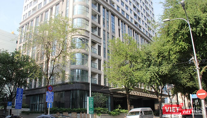 Khu đất 15 Thi Sách (Q.1, TPHCM) hiện đã được xây thành tòa nhà cao tầng, bán cho khách hàng thu 1.003 tỷ đồng nhưng nhiều năm chưa bàn giao cho khách. Cáo trạng kết luận Nhà nước thiệt hại hơn 808,7 tỷ do việc bán đất, nhà công sản trái phép này. Ảnh: GVT.