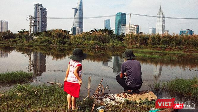 Hai bên bờ sông Sài Gòn là hai khung cảnh sống khác nhau đã kéo dài hàng chục năm nay. Ảnh: Mai Kỳ. Hai bên bờ sông Sài Gòn là hai khung cảnh sống khác nhau đã kéo dài hàng chục năm nay. Ảnh: Mai Kỳ.