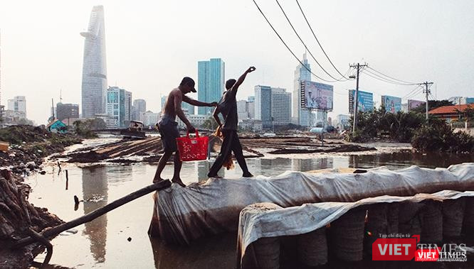 Nhìn qua bên kia sông Sài Gòn là Quận 1. Ảnh: Mai Kỳ. Nhìn qua bên kia sông Sài Gòn là Quận 1. Ảnh: Mai Kỳ.