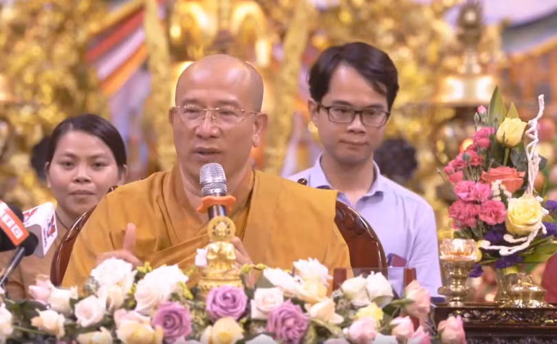 Bác sĩ Phong đứng ngay cạnh khi nhà sư Thích Trúc Thái Minh nhấn mạnh: “anh Phong đã gợi ý cho các bệnh nhân về thỉnh “oan gia trái chủ”... và anh xác thực điều đó."