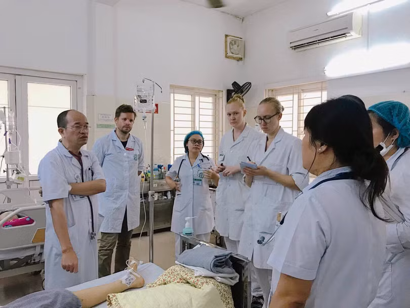 PGS.TS. Đỗ Duy Cường (ngoài cùng bên trái) đang trao đổi với các học viên nước ngoài tại Bệnh viện Bạch Mai