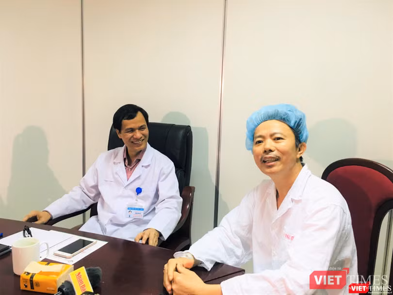 PGS. Đồng Văn Hệ và bệnh nhân Cảnh đã hồi phục sau ca mổ PGS. Đồng Văn Hệ và bệnh nhân Cảnh đã hồi phục sau ca mổ