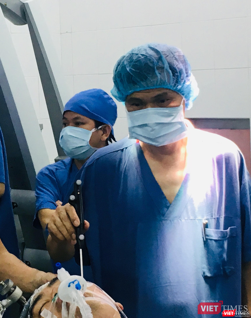 PGS. Đồng Văn Hệ trong ca mổ u não thức tỉnh