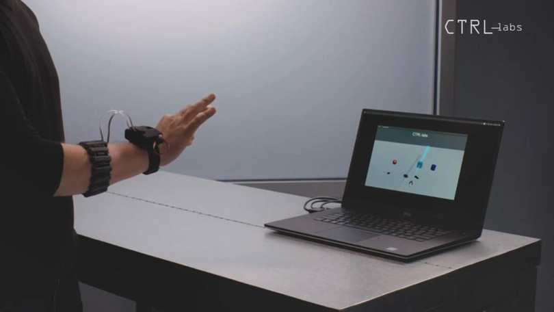 Trong tương lai, con người có thể điều khiến các thiết bị điện tử như điện thoại, máy tính, TV một cách dễ dàng hơn mà không cần phải chạm vào màn hình hay bằng phím. Ảnh: Forbes